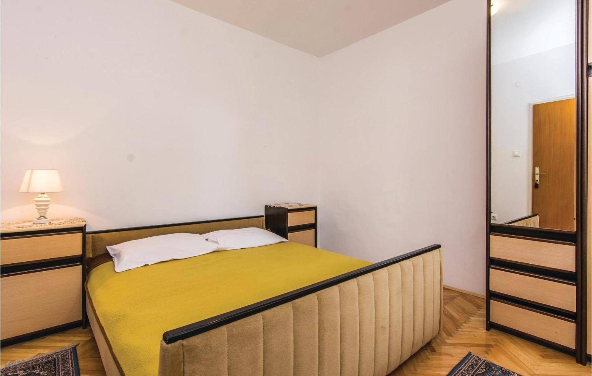 4 Bedroom Awesome Apartment In Starigrad מראה חיצוני תמונה