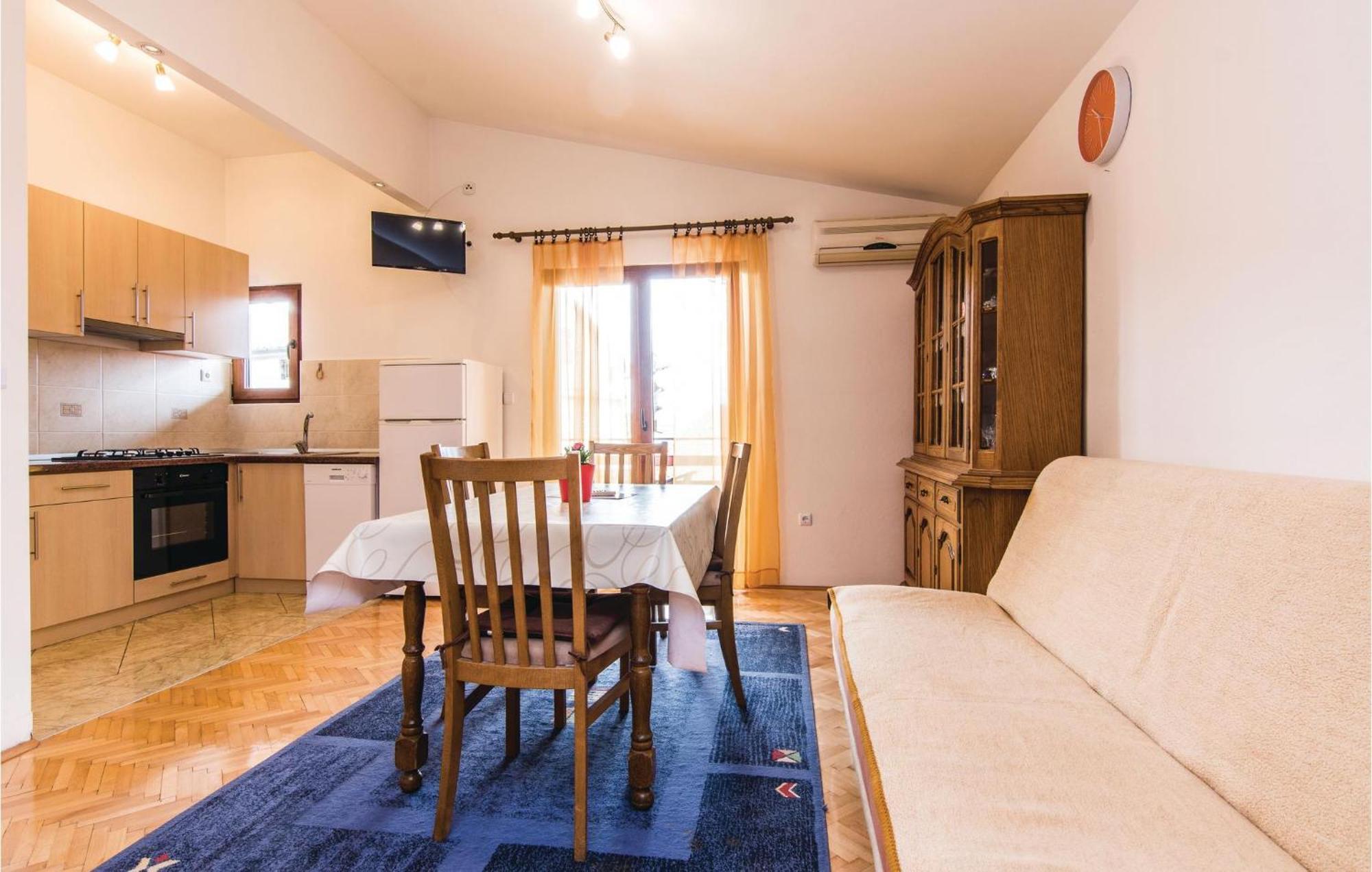 4 Bedroom Awesome Apartment In Starigrad מראה חיצוני תמונה