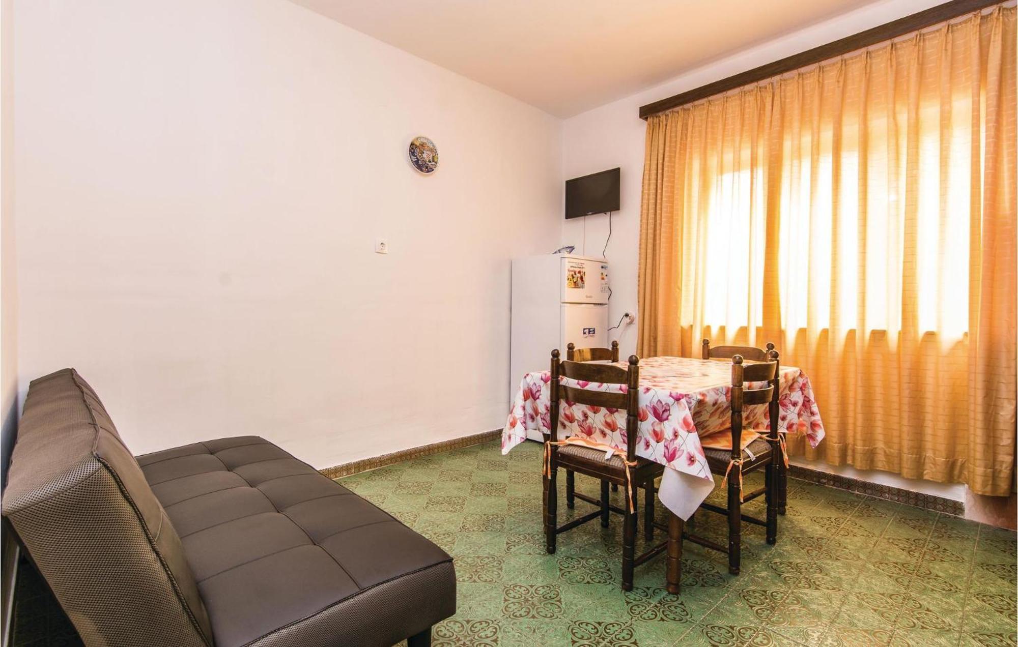 4 Bedroom Awesome Apartment In Starigrad מראה חיצוני תמונה