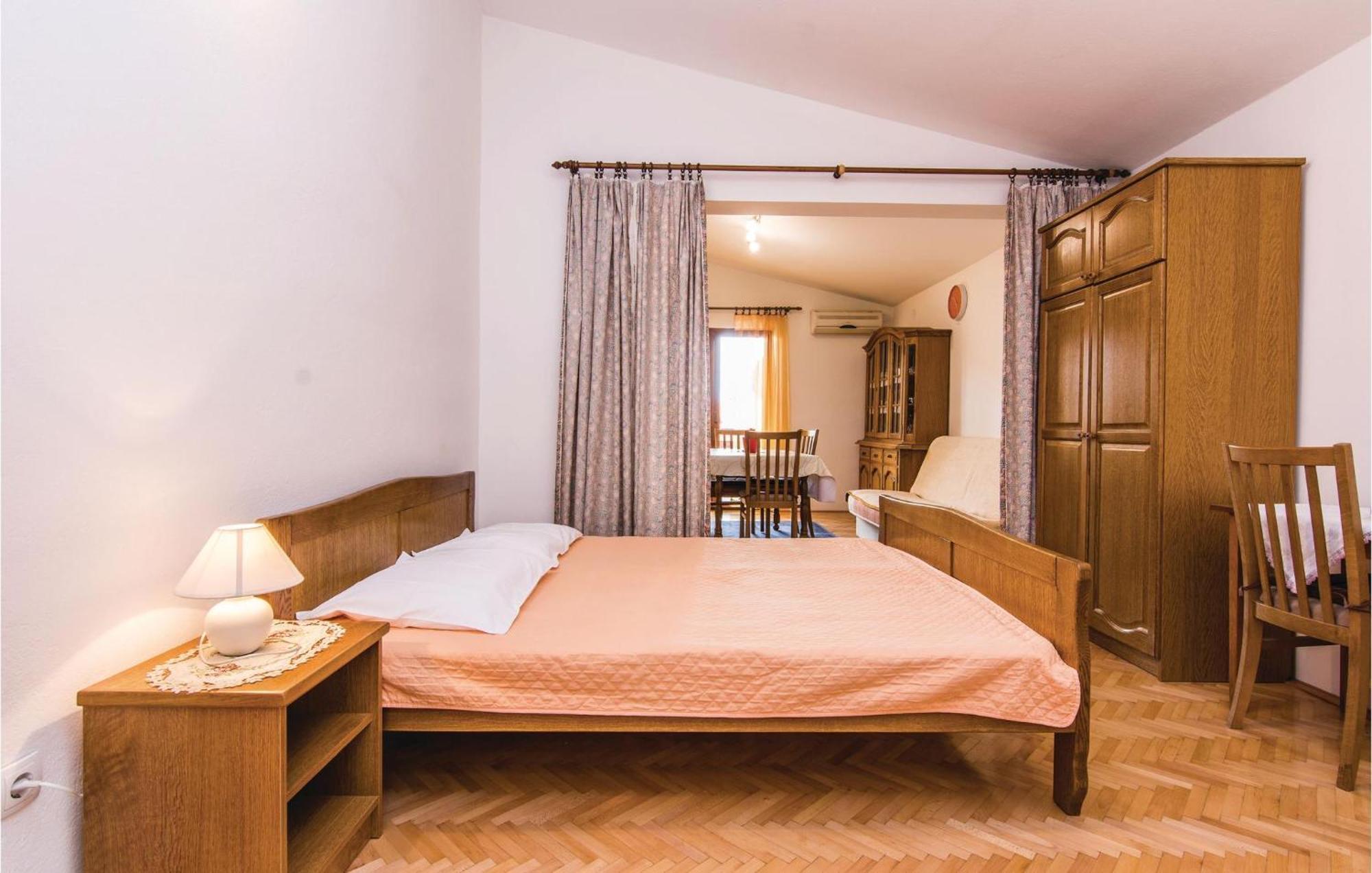 4 Bedroom Awesome Apartment In Starigrad מראה חיצוני תמונה
