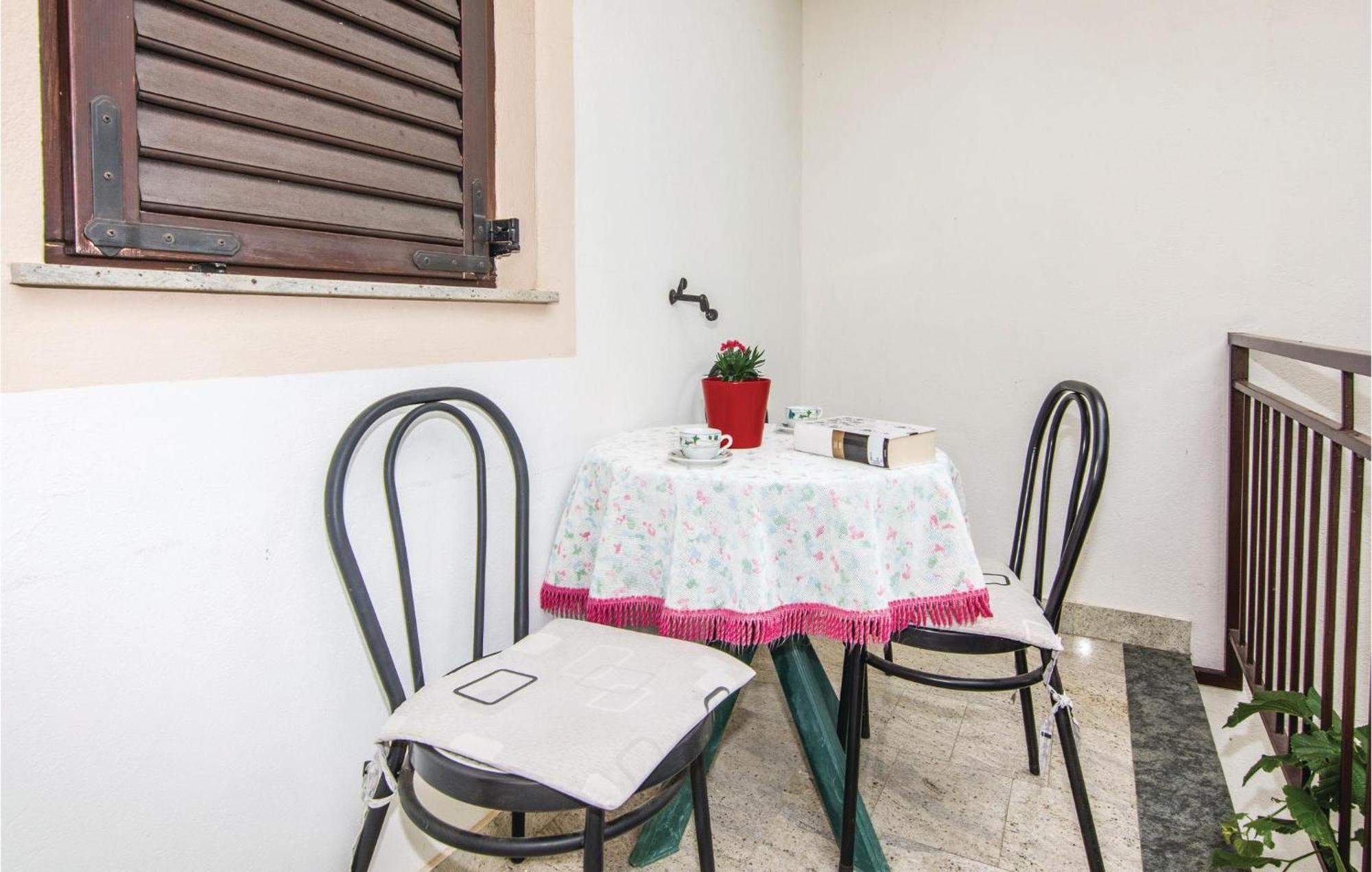 4 Bedroom Awesome Apartment In Starigrad מראה חיצוני תמונה