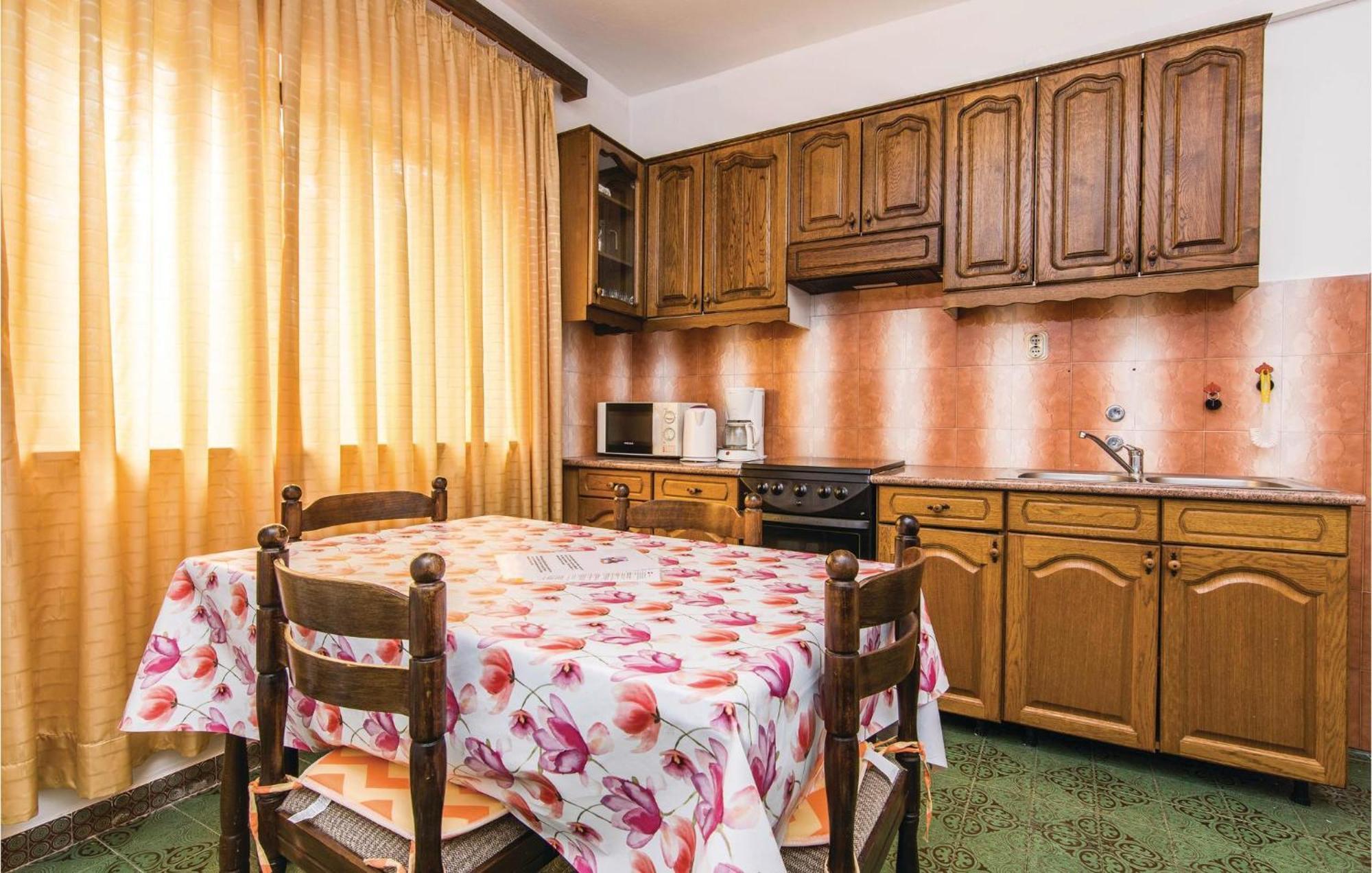4 Bedroom Awesome Apartment In Starigrad מראה חיצוני תמונה