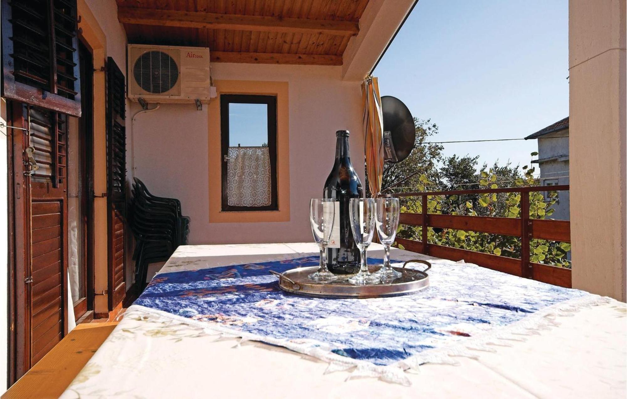 4 Bedroom Awesome Apartment In Starigrad מראה חיצוני תמונה