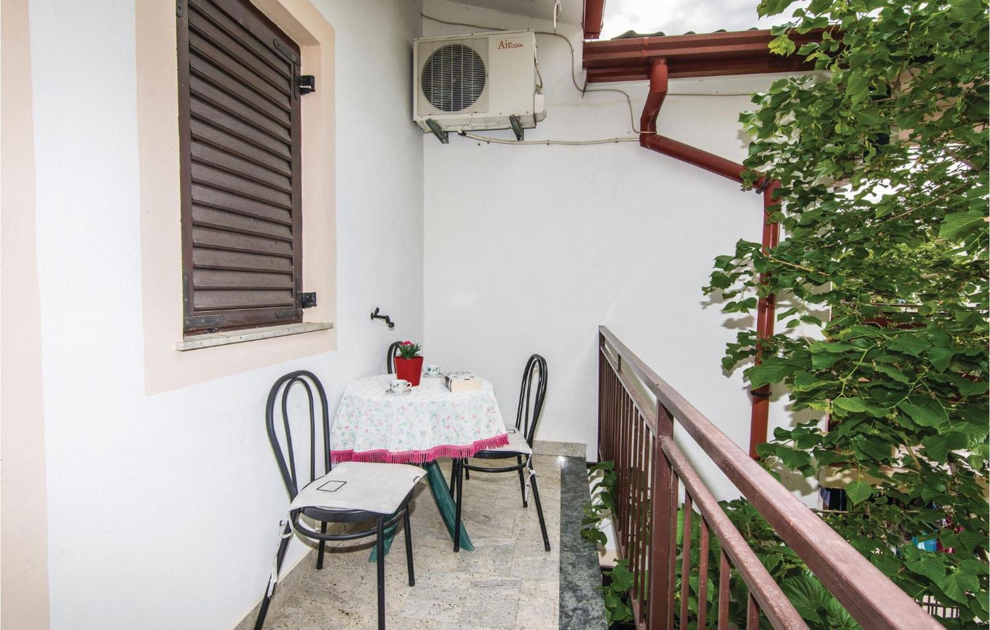 4 Bedroom Awesome Apartment In Starigrad מראה חיצוני תמונה